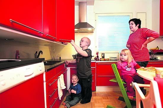 Laskeutuvat keittiönkaapit helpottavat paljon Pasi Harju-Könnön elämää. Heini-vaimo sanoo aina välillä unohtavansa, ettei Pasi ulotu korkealle.
