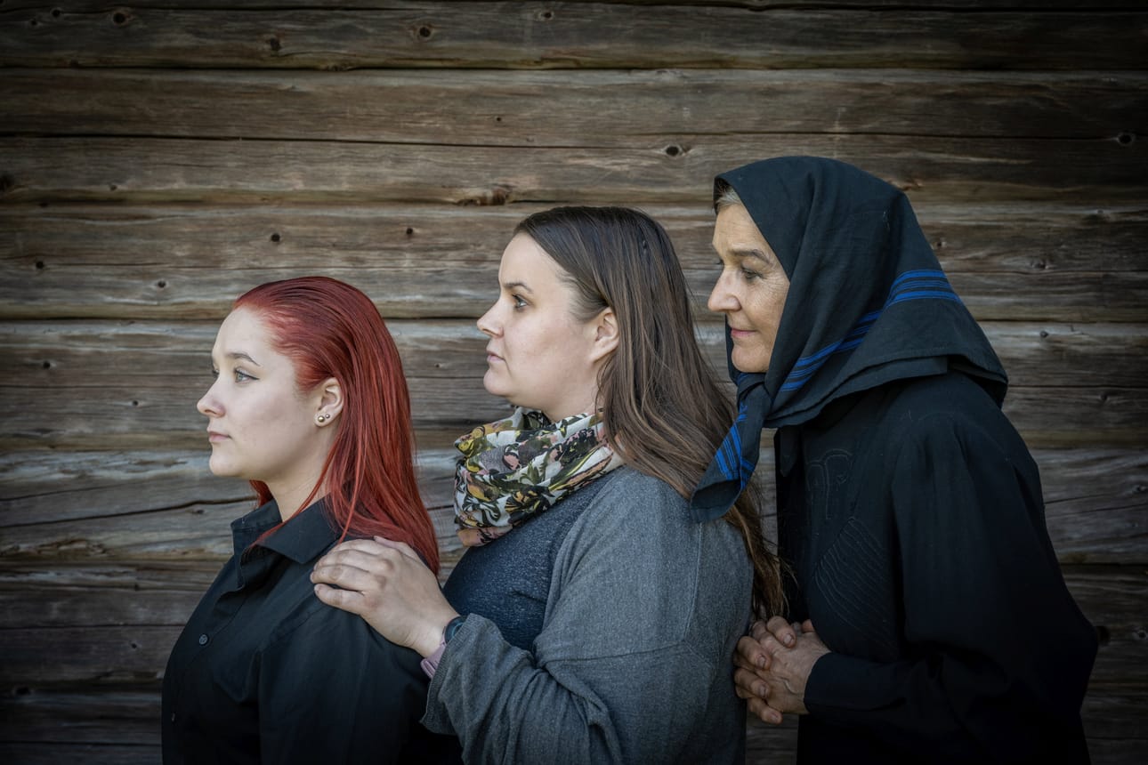 Leena Valkeuden (oik.), Maiju Raitasen ja Viivi Linnanmäen esittämät hahmot kulkevat kolmen sukupolven ketjussa kohti sovintoa kymmenen vuoden aikajänteellä.