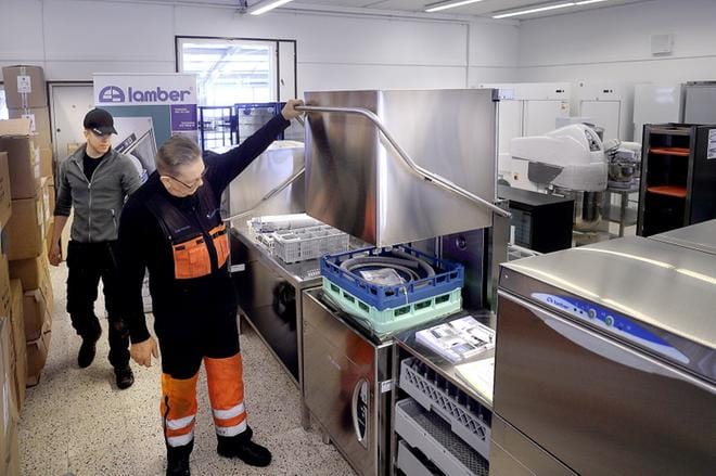 Restahovin ravintolalaitteiden ja -kalusteiden siirtäminen uusiin tiloihin ei ole ollut aivan pieni urakka, mutta välttämätön. Vanhat tilat kävivät pieniksi, eikä asiakkaita nyt tarvitse koskaan juoksuttaa kahden kirkonkylän väliä. Antti Hakola näyttää minne pesukoneet on sijoitettu. Taustalla perheyrityksessä jatkava Saul Hakola. KUVA: HEIKKI HAKANEN