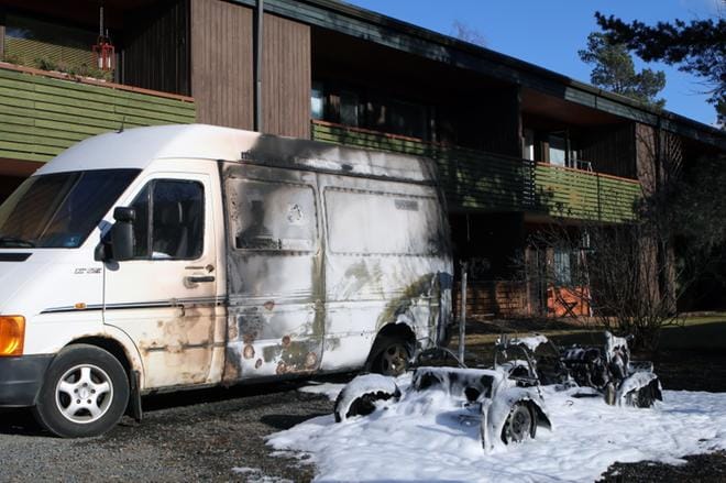Palaneesta mopoautosta jäi jäljelle vain sen metalliset osat. KUVA: JARMO PANULA