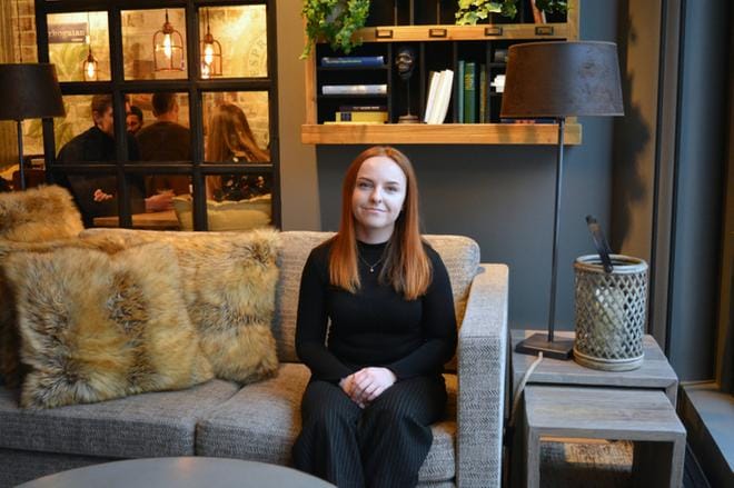 Yliopiston vloggaajan Lotta Mikkilän mielestä hyvän videon salaisuus on aitous ja se, että kameralle puhutaan kuin kaverille. Kuva: Emilia Kovanen