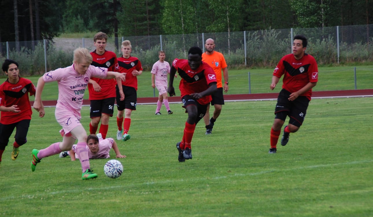 Voittomaaliin johtaneen syötön antanut Jere Hokki seuraa maasta, kun Eetu Moilanen karkaa maalintekoon.
