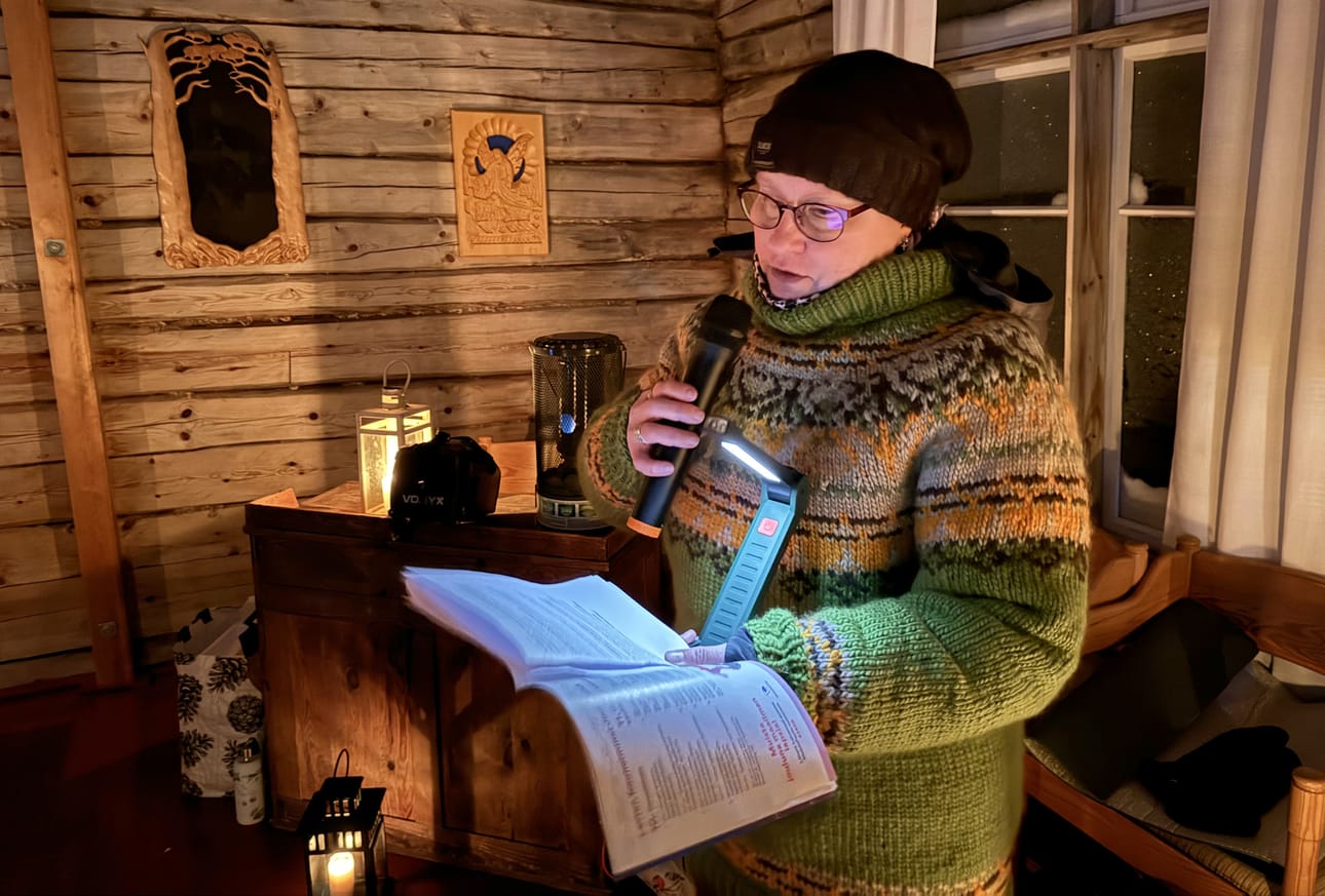 Seurakuntapastori Paula Petäjäjärvi totesi odottaneensa Kärsämänkylän rukoushuoneelle sovittua joululauluiltaa kesästä lähtien. Kesällä järjestetyssä maakirkossa heräsi ajatus, kuinka upea sähköttömällä rukoushuoneella olisi kokoontua talvella Kauneimpiin joululauluihin.