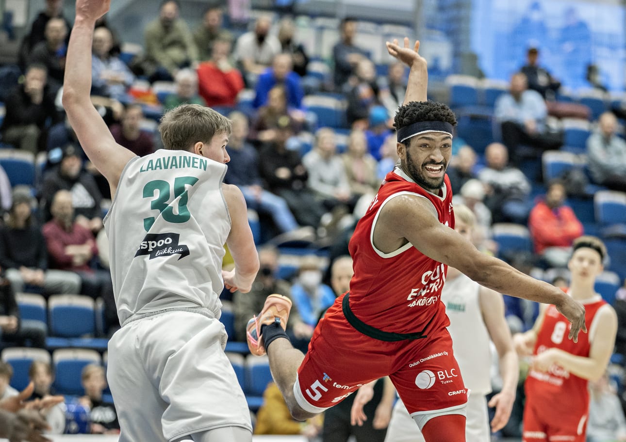Oulu Basketballin Dennis McKinney (oik.) ja Hongan Aamos Laavainen tanssahtelivat Ouluhallin parketilla.