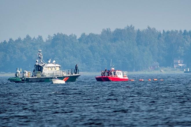 Matkustajavene ajoi karille Ådön sataman edustalla viime vuoden elokuussa. Uppoamispaikalla ovat Rajavartiolaitoksen ja Pelastuslaitoksen veneet. KUVA: CLAS-OLAV SLOTTE