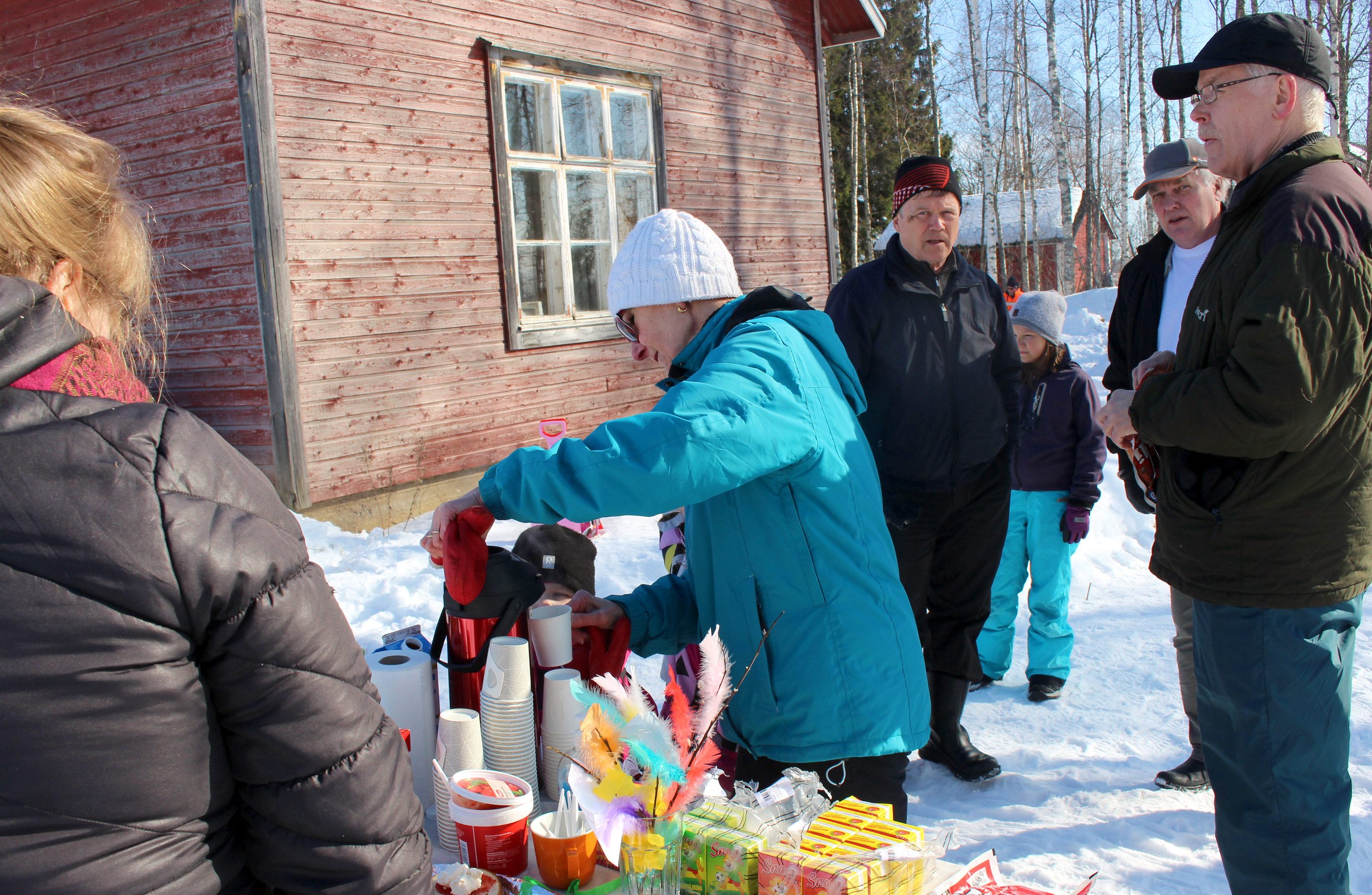 Remontin alla olevassa raittiusseurantalossa toiminta on tällä hetkellä pienimuotoista. Buffettitulot tulevat tarpeeseen. Ostoksilla Liisa Ylitalo. Taustalla vanhoja muistelemassa Jouko Arola, Matti Hilli ja Paavo Ylitalo. Buffettia hoitamassa Marja Niemelä.