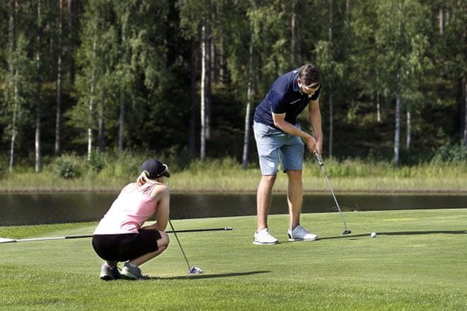 Espoo Ringside Golfin seinäjokelaislähtöinen Tuomas Pollari puttaa ja saman seuran Krista Bakker seuraa tarkkana. KUVAT: JOUKO HÄNNINEN