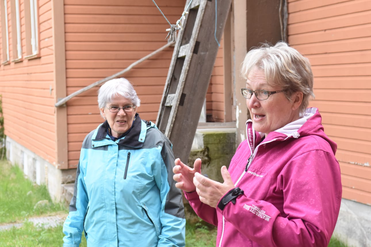 Helena Palosaari (vas.) ja Helena Multasniemi katsastivat paikkoja heinäkuista tapaamista varten.