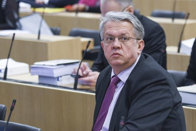 Palveluntuottajien saattaminen samalle viivalle on alan yksityisten toimijoidenkin etu, ministeri Juha Rehula sanoo. KUVA: Kimmo Brandt/compic