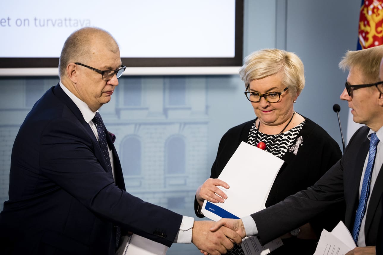 Seutukaupunkien taloudellista elinvoimaa tutkinut Antti Rantakokko luovutti selvitysraporttinsa kunta- ja uudistusministeri Anu Vehviläiselle (kesk.) ja asunto-, energia- ja ympäristöministeri Kimmo Tiilikaiselle (kesk.).