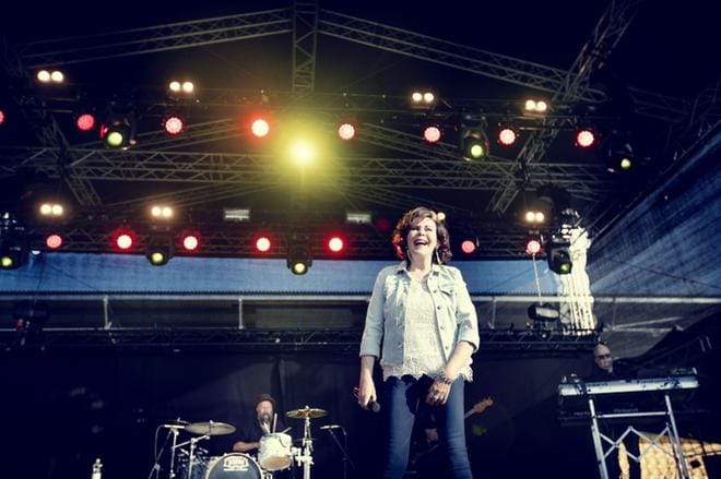 Paula Koivuniemi mainitsi useaan otteeseen olevansa kotoisin Seinäjoelta. Taustalla yhtyeen rumpali Anssi Nykänen ja kosketinsoittaja Pekka Kuorikoski.