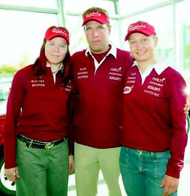 Valmiina alppisirkukseen. Naisten maailmancup-joukkueen valmentaja Michael Bont sai kainaloonsa Henna Raidan (vas.) ja Tanja Poutiaisen.