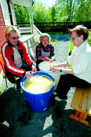 Pirteä perunateatteri. Monika (vas.), Irma ja Arja valmistavat makkarakeittoa juhlaa innolla odottaen.