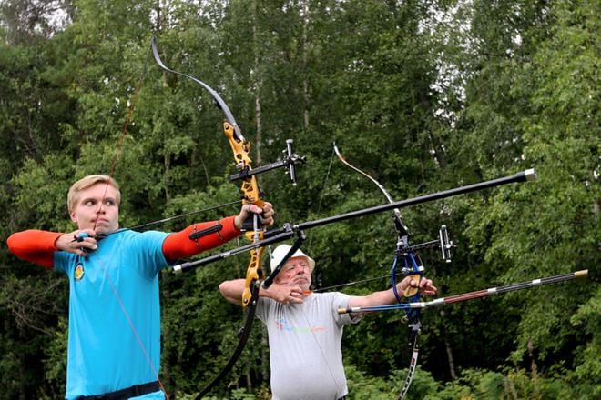 Markus Leikkola (vas.) ja Pentti Kuivalainen ovat edustaneet Jousi-Jusseja ulkomailla asti. KUVA: ESSI NIEMINEN