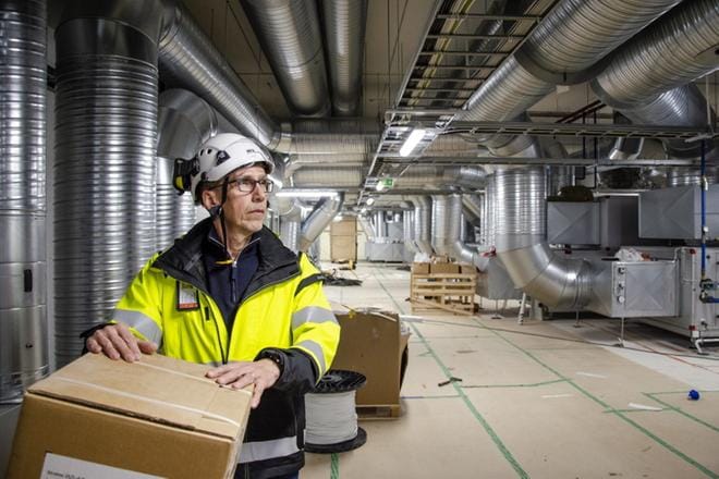 Monitoimitalon kolmannessa kerroksessa on muun muassa kymmenen ilmanvaihtolaitteen kokonaisuus, joka ottaa korvausilman erillisen raitisilmahuoneen kautta. Kaupungin rakennuttamispäällikkö Jorma Ylirinne toimii kohteen projektipäällikkönä. KUVA: JUHA AHO-PYNTTÄRI