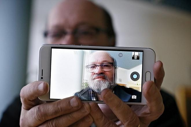 Yocophone ottaa kolmiulotteista kuvaa, esittelee puhelimien myynnistä vastaava Hannu Niemelä. KUVA: TOMI KOSONEN
