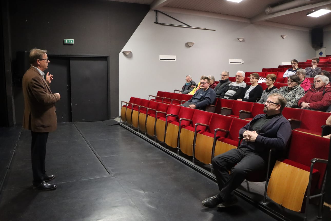 Etelä-Pohjanmaan aluehallituksen puheenjohtaja Lasse Hautala (kesk.) vieraili puhumassa viime viikon keskiviikkoiltana Jurvassa teatteritalolla.