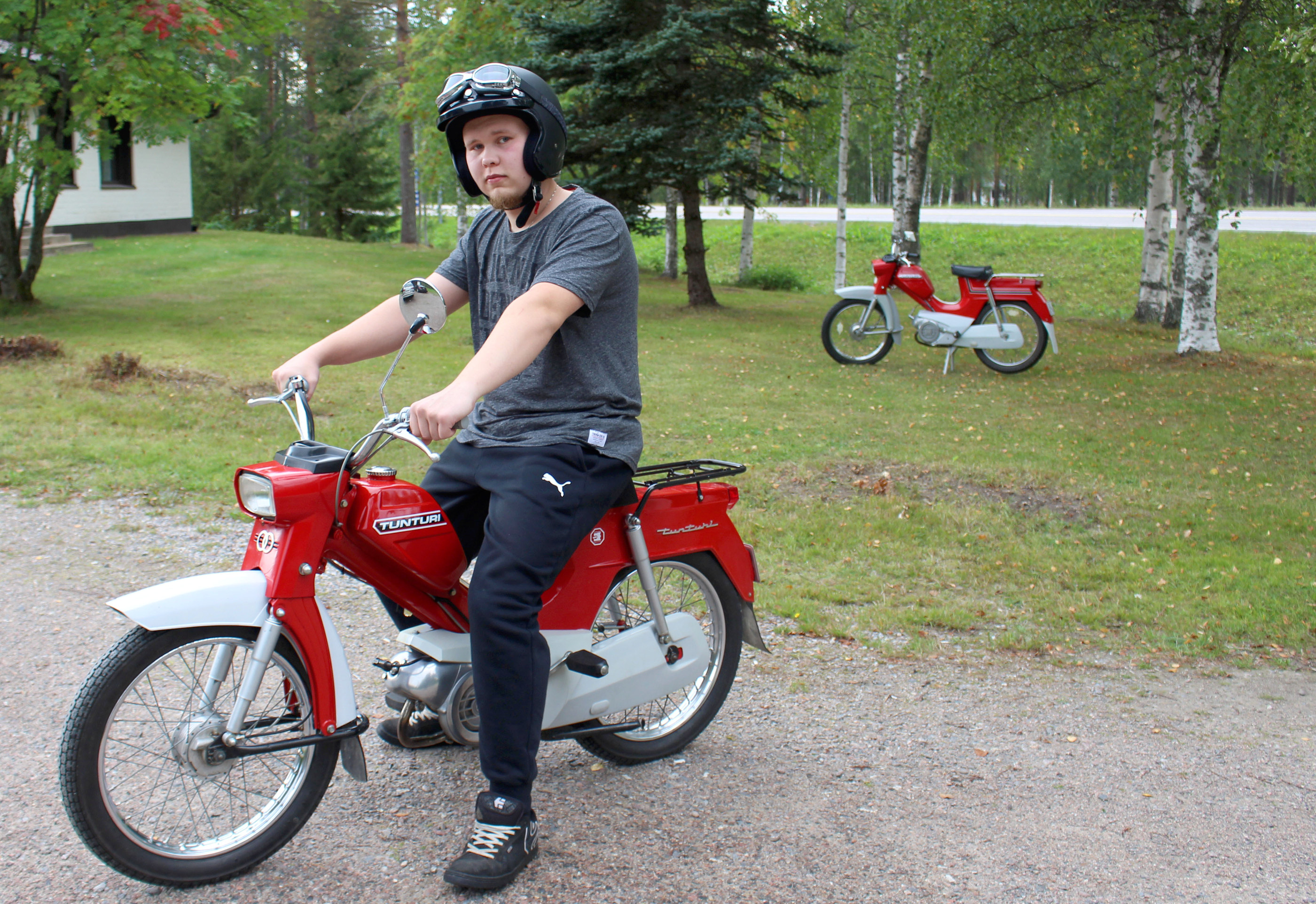 Miron alla hänen kesällä ostama mopo ja taustalla parkissa Kamusten yhteinen viime suvena hankkima kulkupeli.