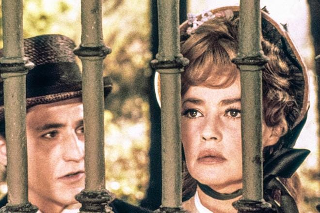 Rikas vanhus yrittää Kuolematon tarina -elokuvassa toteuttaa merimiesjuttua, osa pyrkimystä ovat Roger Coggio ja Jeanne Moreau. KUVA: Yle Kuvapalvelu