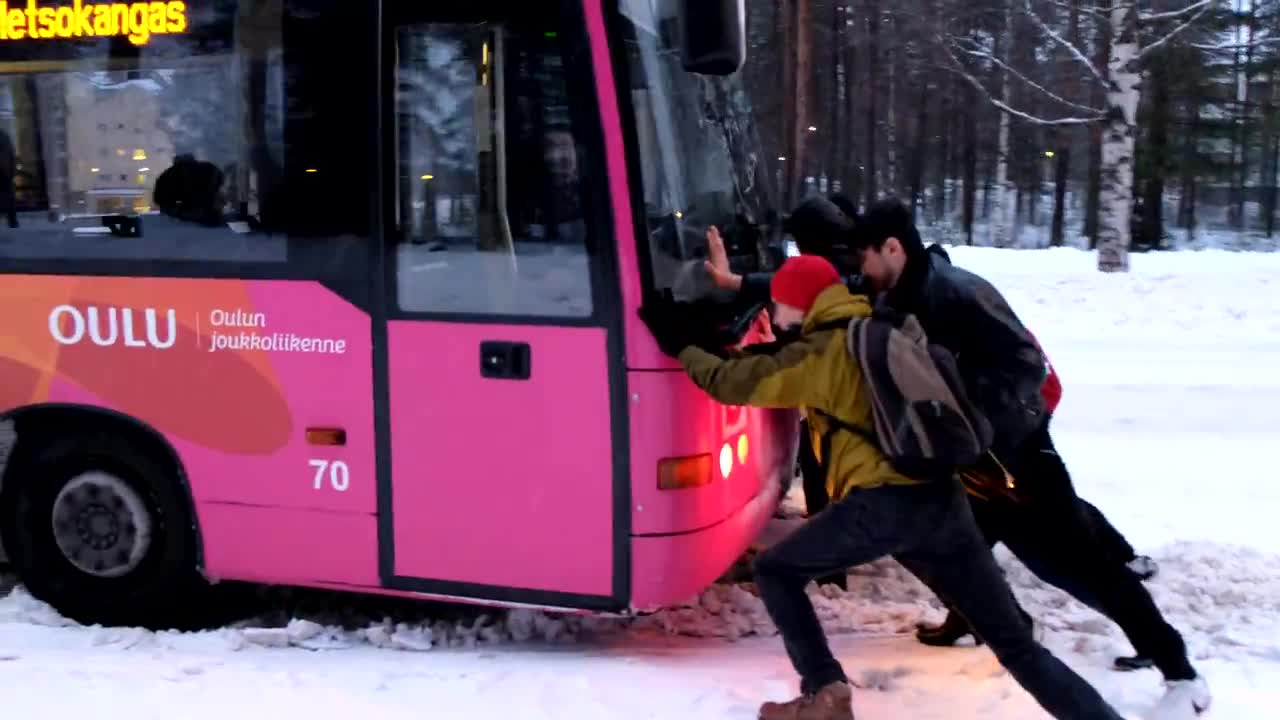 Matkustajat työnsivät bussin liikkeelle Kaukovainiolla