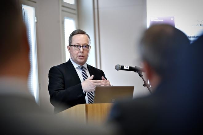 Maakunnan Tulevaisuusfoorumissa puhuneen elinkeinoministeri Mika Lintilän mielestä alueiden elinvoima perustuu yrityksiin, joille on tärkeää pystyä luomaan toimintaedellytykset. KUVA: TOMI KOSONEN
