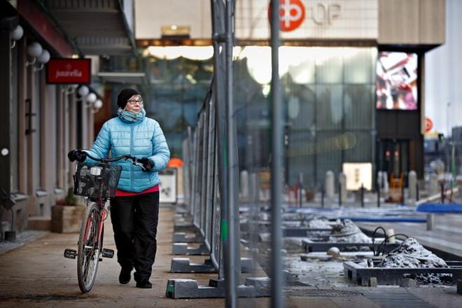 Tuula Kumpu löysi Vaasantalon eteen avatun kulkureitin tällä viikolla. Hän odottaa kovasti torin valmistumista ja tukkoisuuden loppumista. KUVAT: TOMI KOSONEN