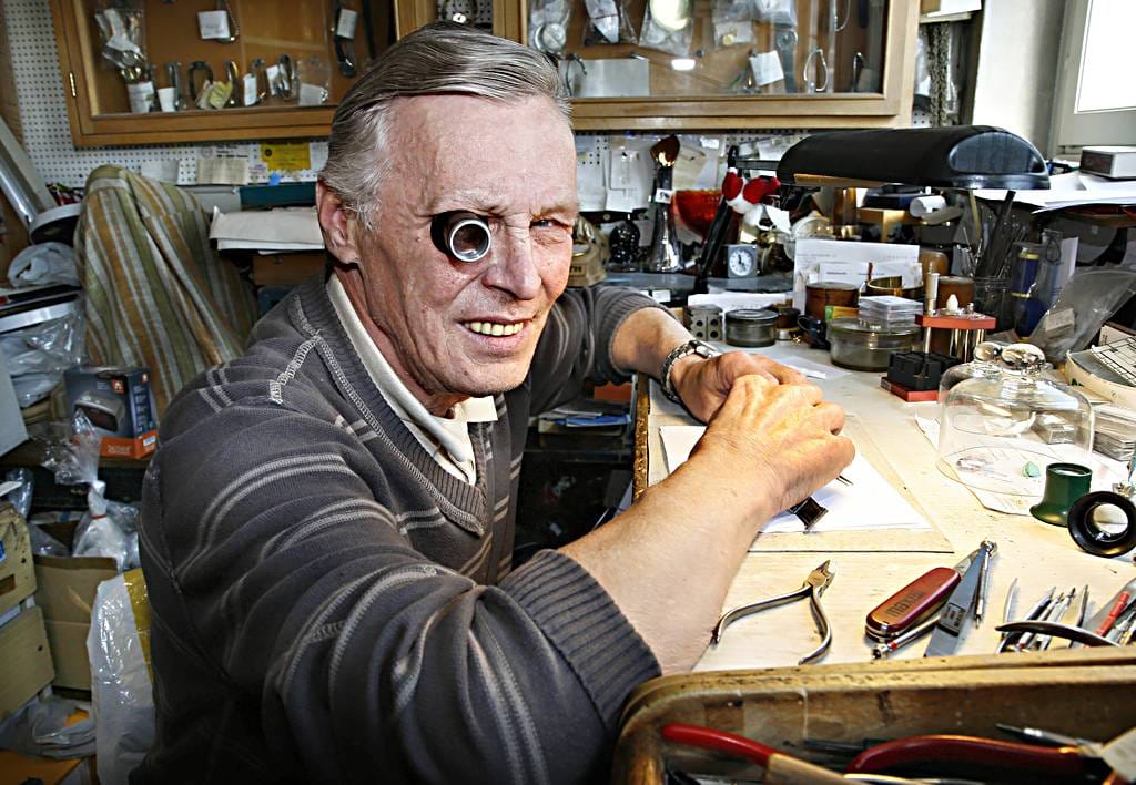 Kelloseppä Rainer Leskinen, 68, on korjannut elämänsä aikana eräänkin kellon.