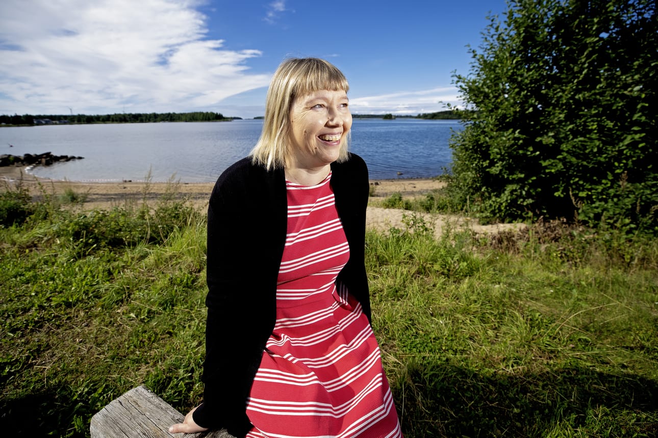 Mira Torvinen-Määttä viihtyy Raahessa. Eniten hän käy uimassa Varvin uimarannalla.