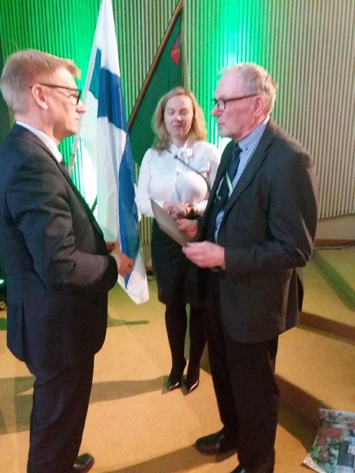 Ympäristöministeri Kimmo Tiilikainen vastaanotti Korouoman kansallispuisto-hankkeeseen liittyvän asiakirjan Posion kunnanhallituksen puheenjohtajalta Olavi Lehtiniemeltä Turussa lauantaina. Taustalla kansanedustaja Katri Kulmuni.