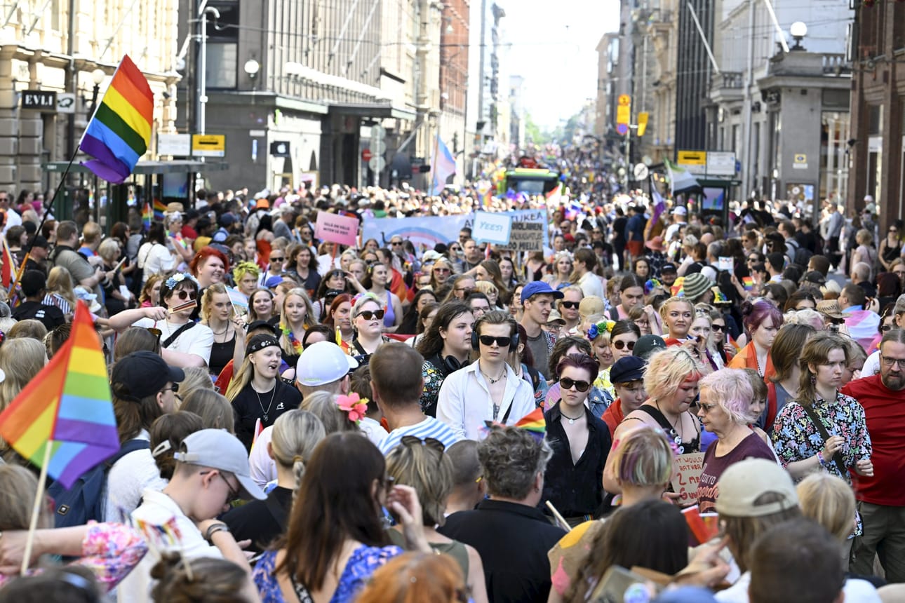 Helsingin Pride-kulkue täytti Aleksanterinkadun puolenpäivän jälkeen. LEHTIKUVA / HEIKKI SAUKKOMAA
