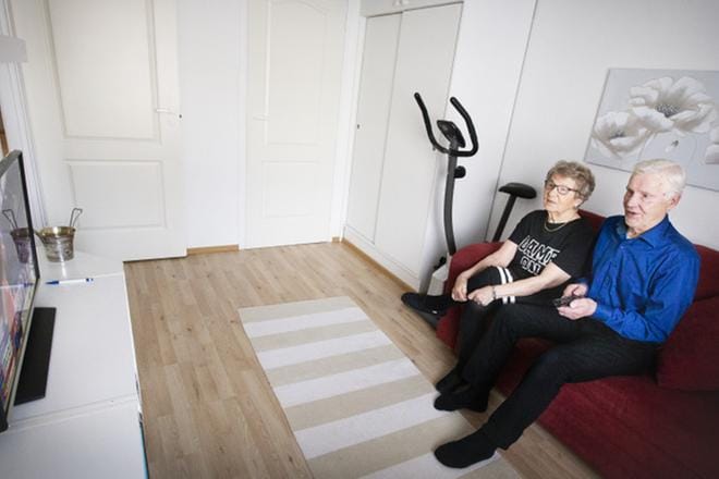 Orvokki Kotaniemelle hänen miehensä Kalervon innokas penkkiurheilu ei ole ongelma, sillä sopu säilyy, kun kotona on kaksi televisiota. Urheilukisojen aikaan Kalervo vetäytyy erilliseen huoneeseen katsomaan. KUVA: Anni Männikkö