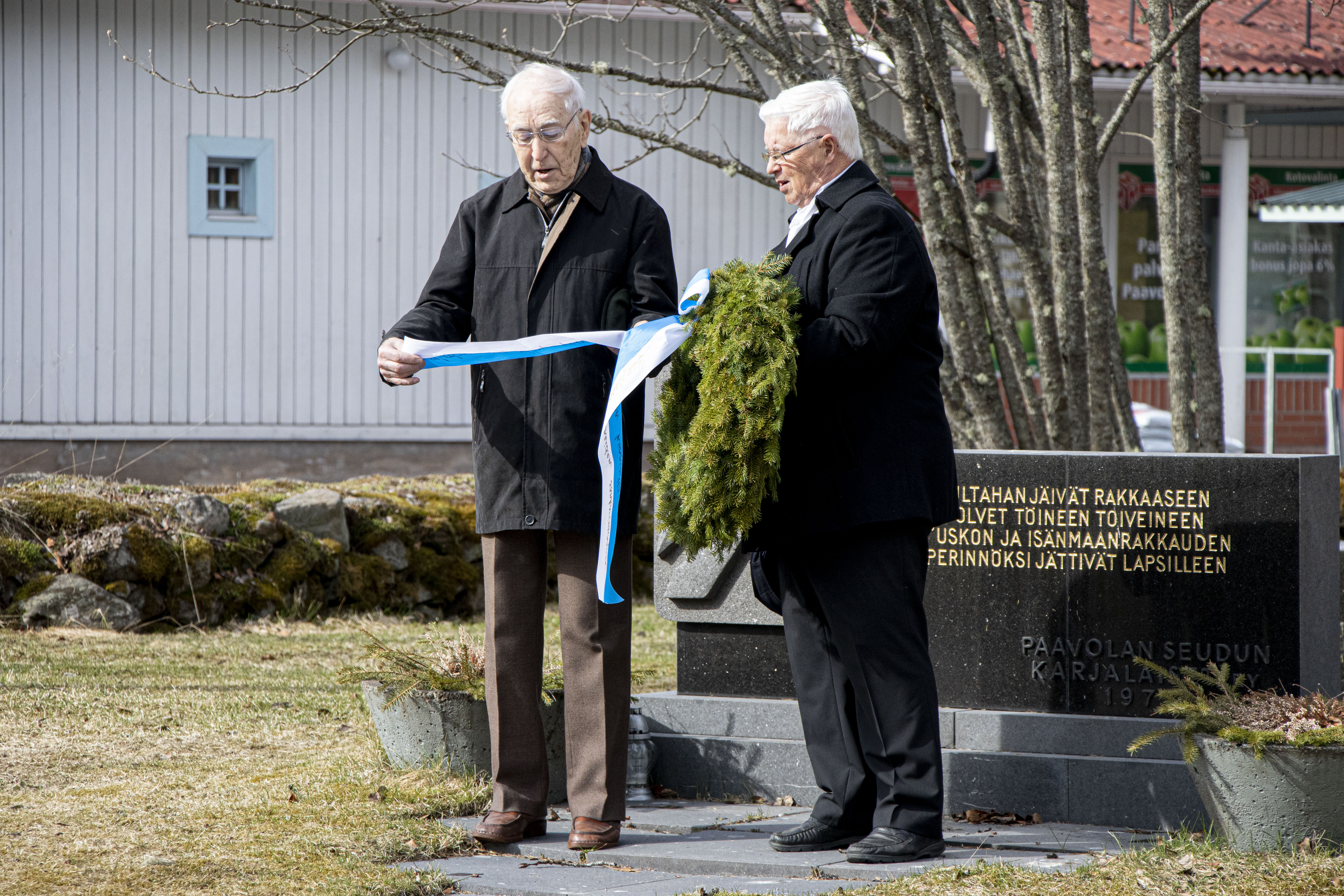 Karjalaan jääneiden muistomerkille seppeleen laskivat Elias Huumola ja Olavi Kannisto.