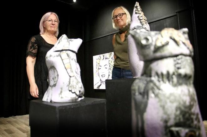Paula Blåfield ja Cata Ahlbäck ovat täyttäneet Black Wall Galleryn Marilyn-muotokuvilla ja abstrakteilla keramiikkaveistoksilla. KUVA: ANNE PUUMALA