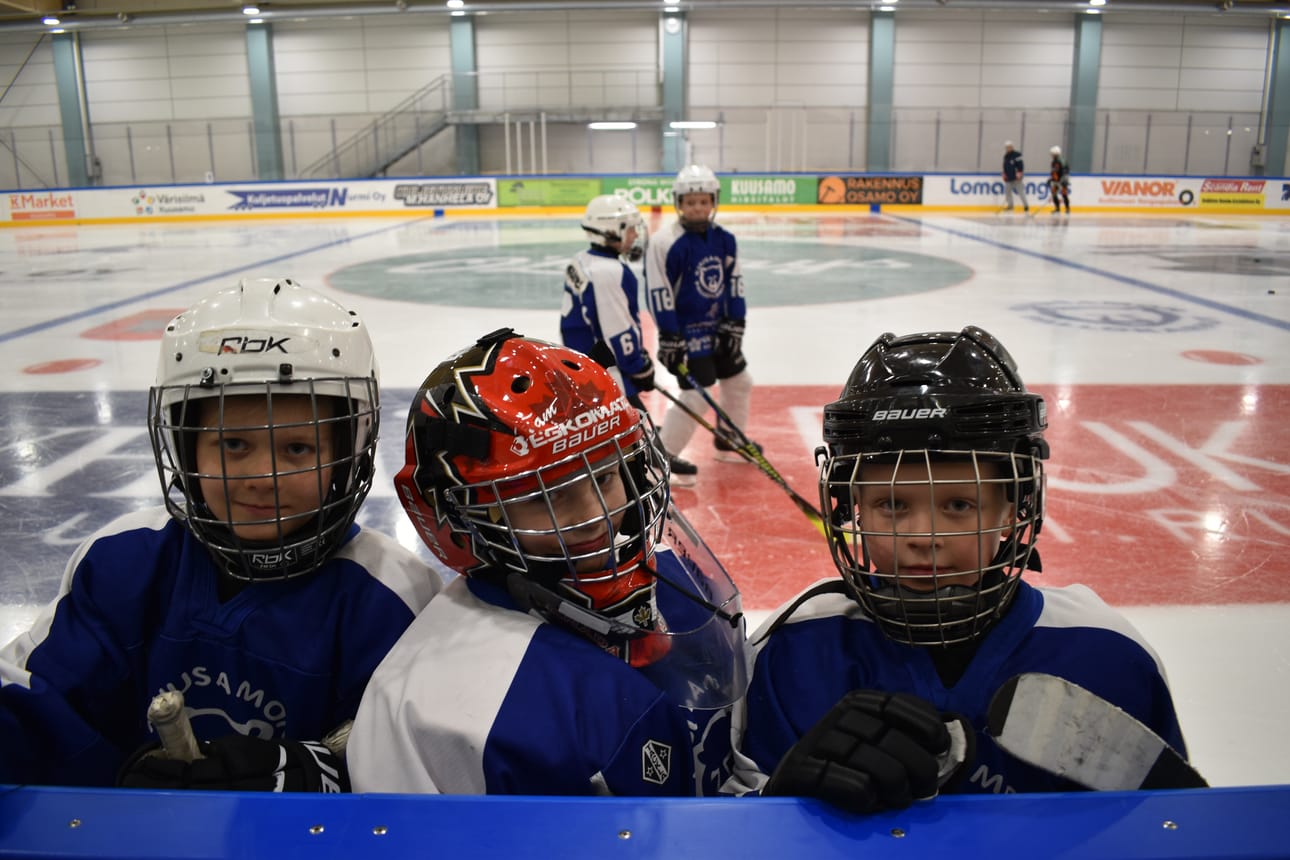 Junnukarhut Tuukka Murtovaara, Toivo Loukusa ja Luukas Mikkonen ensimmäistä kertaa uuden hallin kaukalossa ja täynnä uutta intoa.