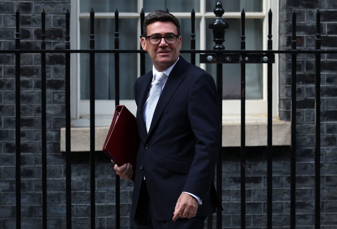 Englannin uusi pääministeri Andy Burnham haluaa, että brittiläiset yritykset saavat aiempaa enemmän julkisia hankintoja. Asia ei kuitenkaan ole niin yksinkertainen kuin miltä se kuulostaa.