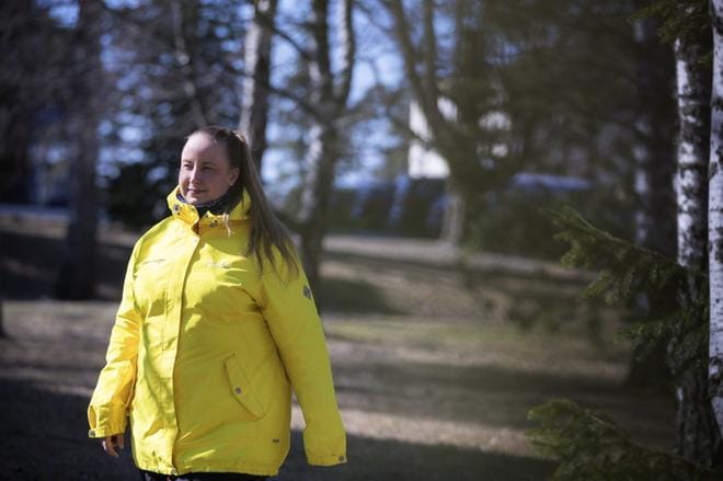 Varakansanedustaja Päivi Karppi (ps.) arvelee, että sukupuolta enemmän äänestäjille merkitsee hänen työkokemuksensa sosiaali- ja terveysalalla. KUVA: JARNO PELLINEN
