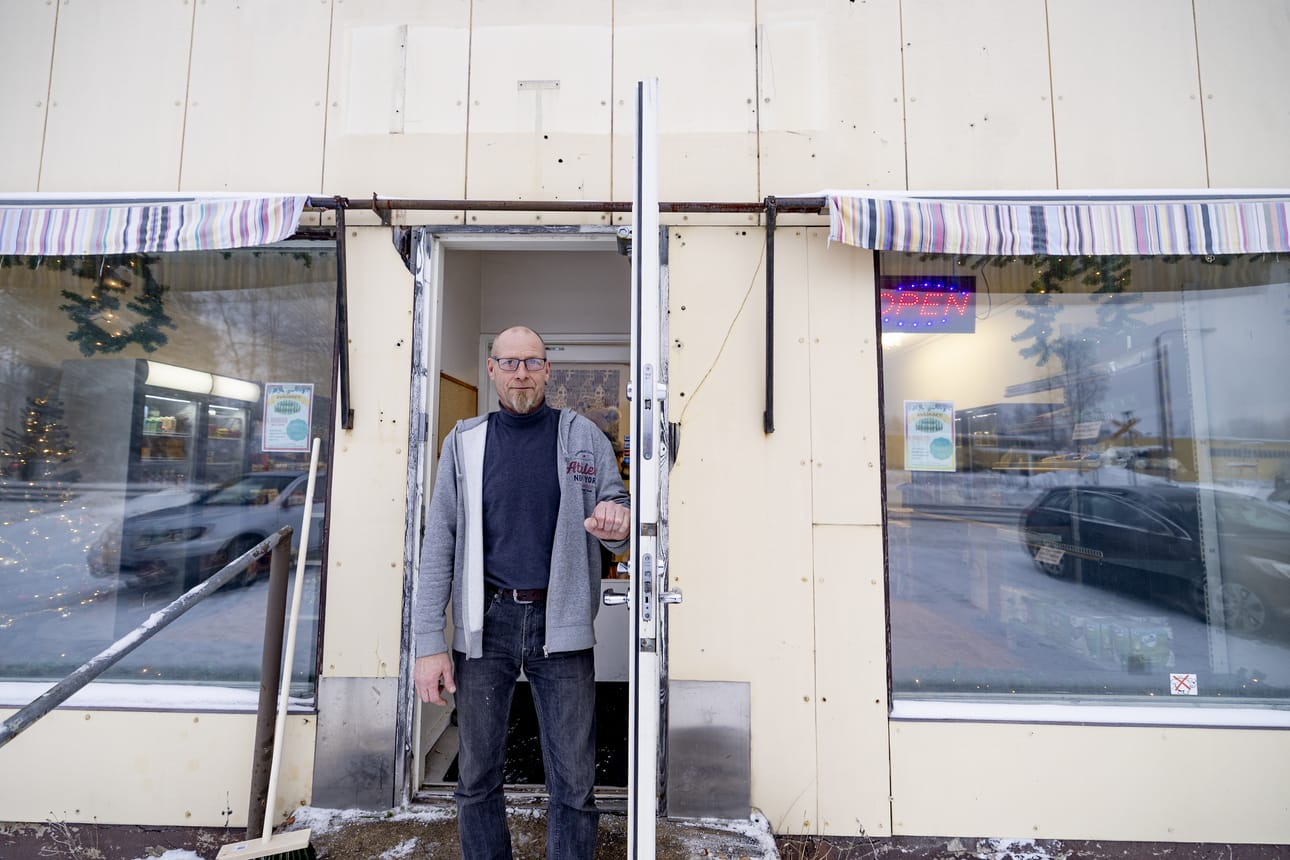 Ohikulkijoille tuttu kaksikerroksinen liikerakennus on saanut uutta elämää Kourantien varressa. Kauppias ja Kouran Minimarket Oy:n toimitusjohtaja Sami Sunnarborg kertoo, että kaupan julkisivu saa myöhemmin vielä teippaukset.