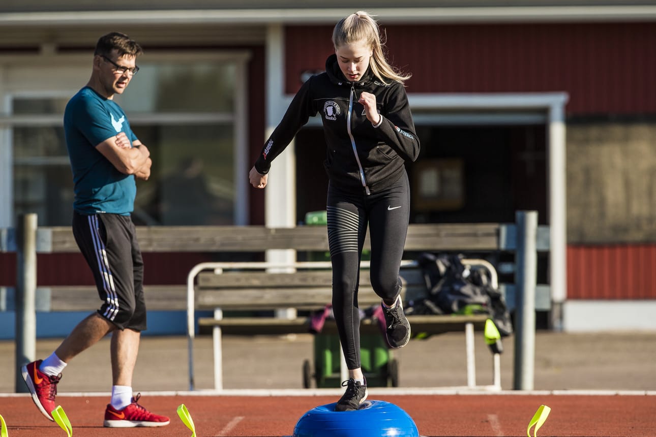 Ilkka Kontinaho opastaa ja Jonna Heinula treenaa.
