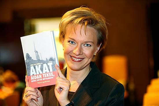 Naiset ovat turhan vaatimattomia, toidetaan Päivi Lipposen toimittamassa kirjassa. Kirja julkaistiin torstaina Helsingissä.
