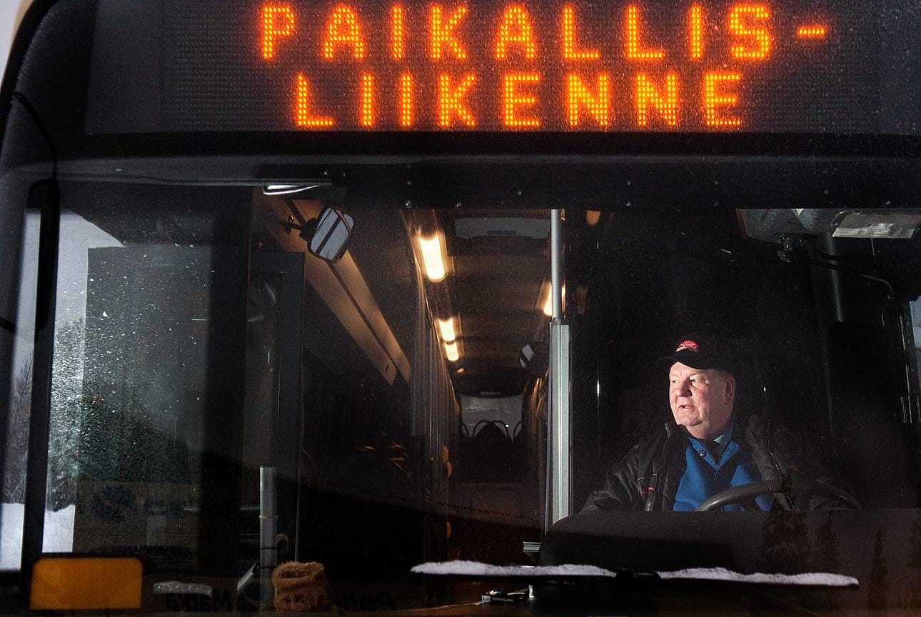 Kuski Kari Jokelan mukaan koululaisten lisäksi muita ei juuri näy. – Tolpanniemestä on pari vakiokulkijaa.