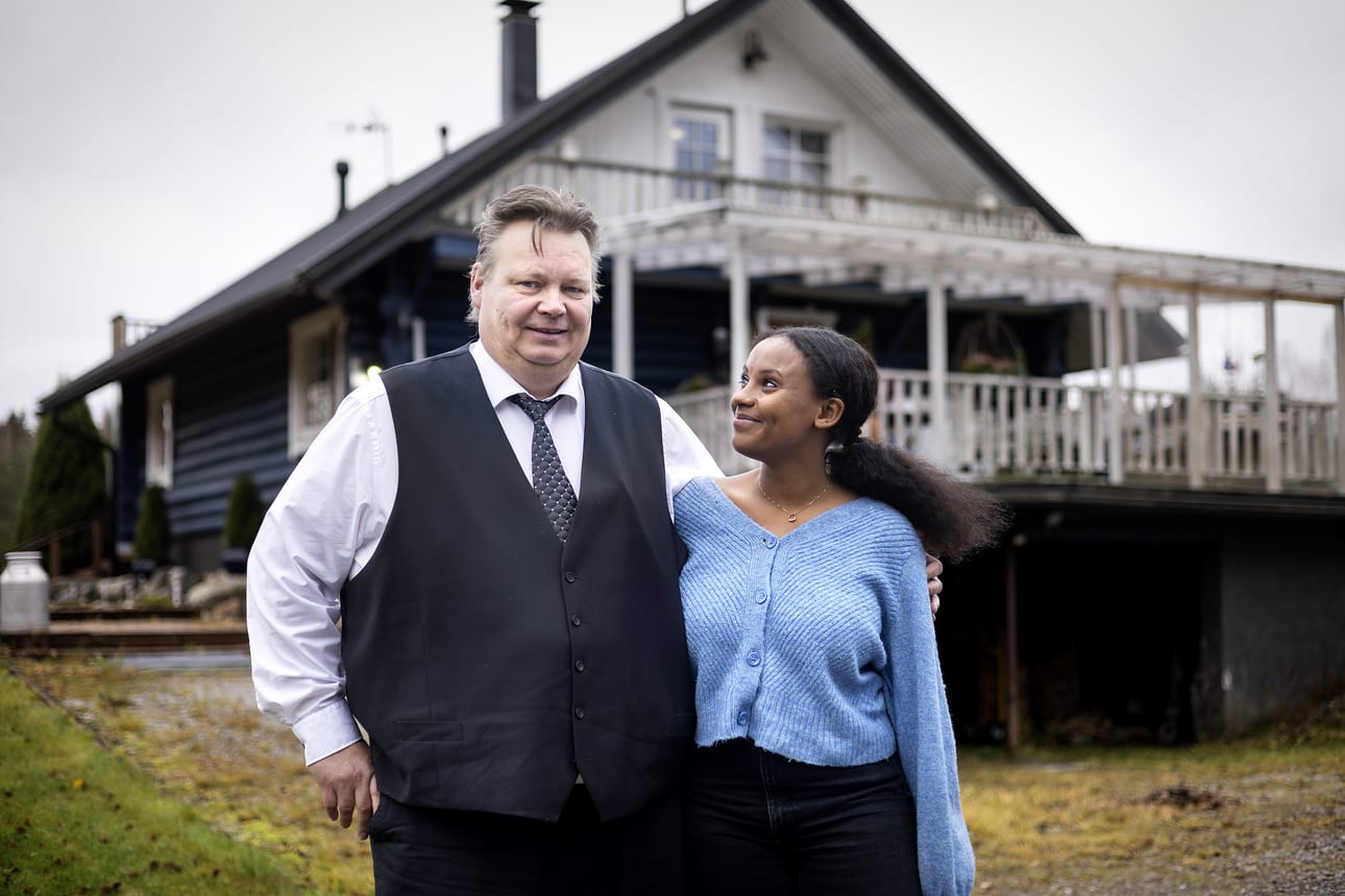 Terho Nivukoski lapsuusmaisemissa tyttärensä Adinan kanssa. Yhdessäolon ja läsnäolon merkitys on kulkenut sukupolvelta toiselle. Adinan mukaan isä on opettanut, että tärkeintä elämässä on rakastaa, tukea ja nähdä ihmiset lähellään.