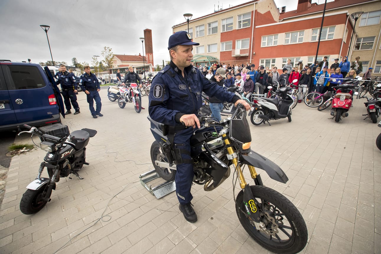 Ylikonstaapeli Jani Isoniemi Oulun poliisilaitokselta kaasutteli mopoja toinen toisensa perään.
