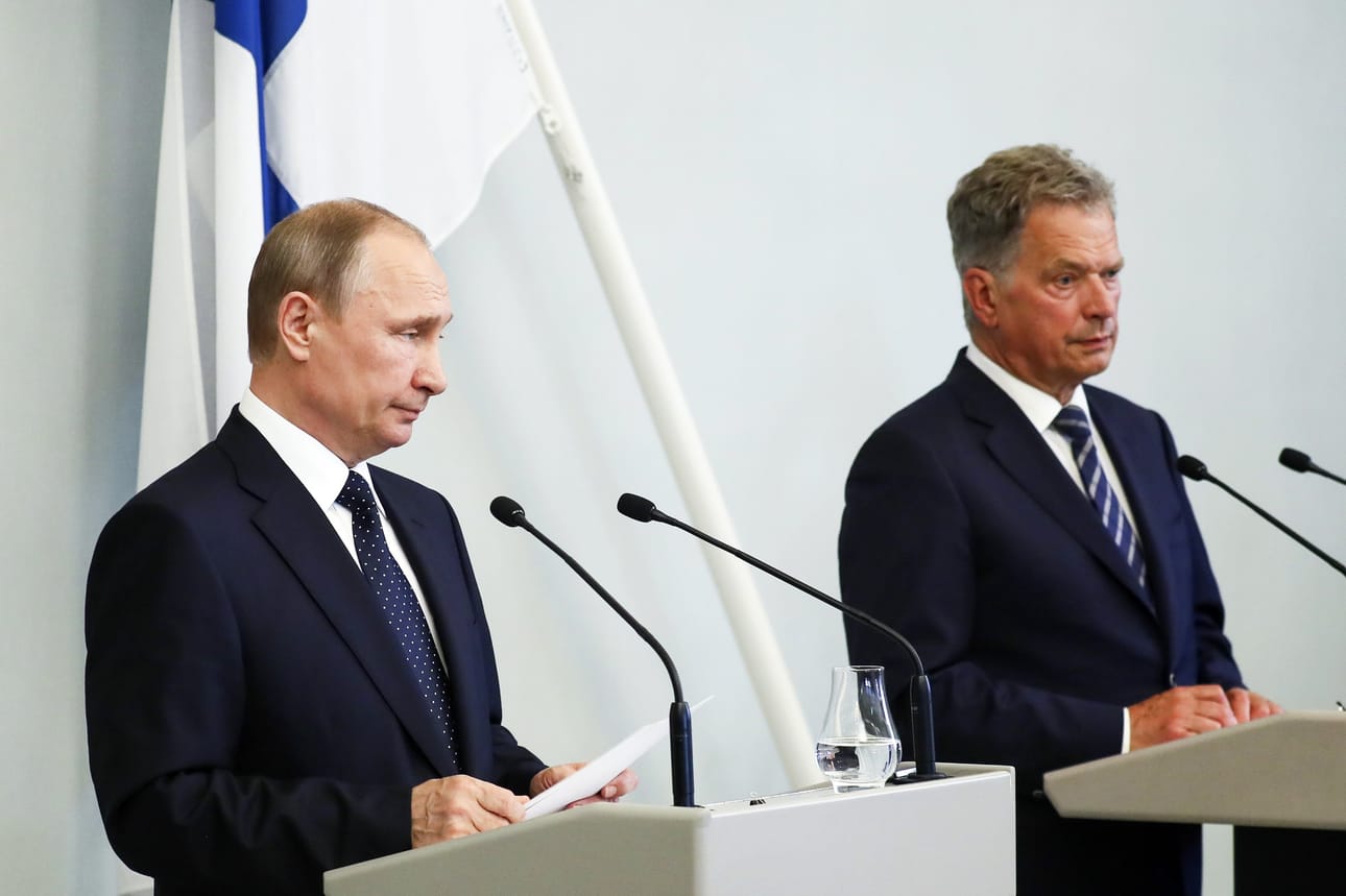Venäjän presidentti Vladimir Putin ja tasavallan presidentti Sauli Niinistö pitivät pitkän lehdistötilaisuuden kahdenkeskisten keskustelujensa jälkeen hotelli Punkaharjulla.