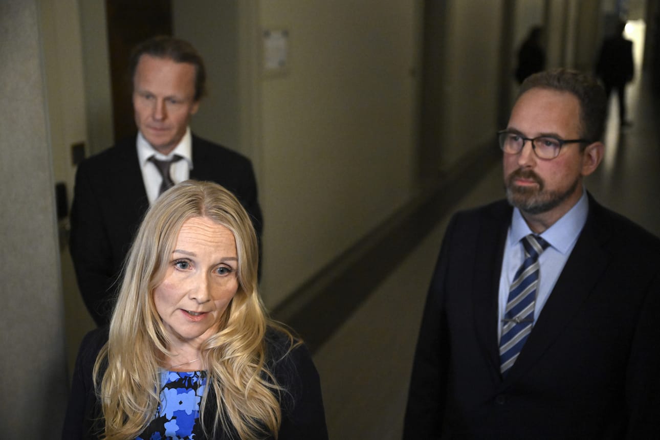 Perussuomalaisten eduskuntaryhmän puheenjohtaja Jani Mäkelä (oik.) sekä kansanedustajat Juho Eerola (vas.) ja Kaisa Garedew ryhmän kokouksen jälkeen Helsingissä 18. joulukuuta 2025.