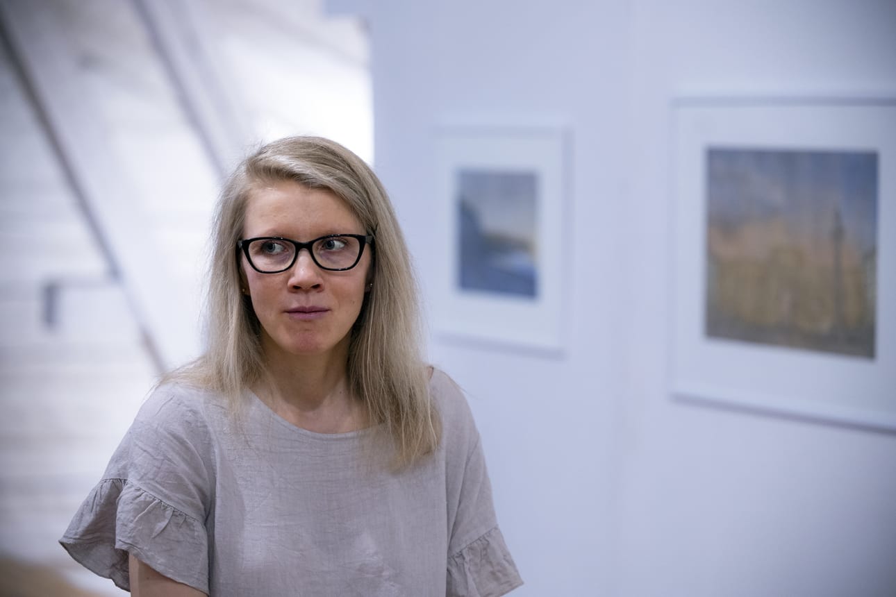 Maija Minni sanoo kuudennen yksityisnäyttelynsä aiheiden pohjautuvan hänen elämänsä muutoksiin ja murrokseen, joissa on elänyt viime vuodet. Hän sairastui keväällä 2021 työuupumukseen, ja toipumisen aikana tehdyt työt ovat nyt esillä Stundarsin kesänäyttelyssä.