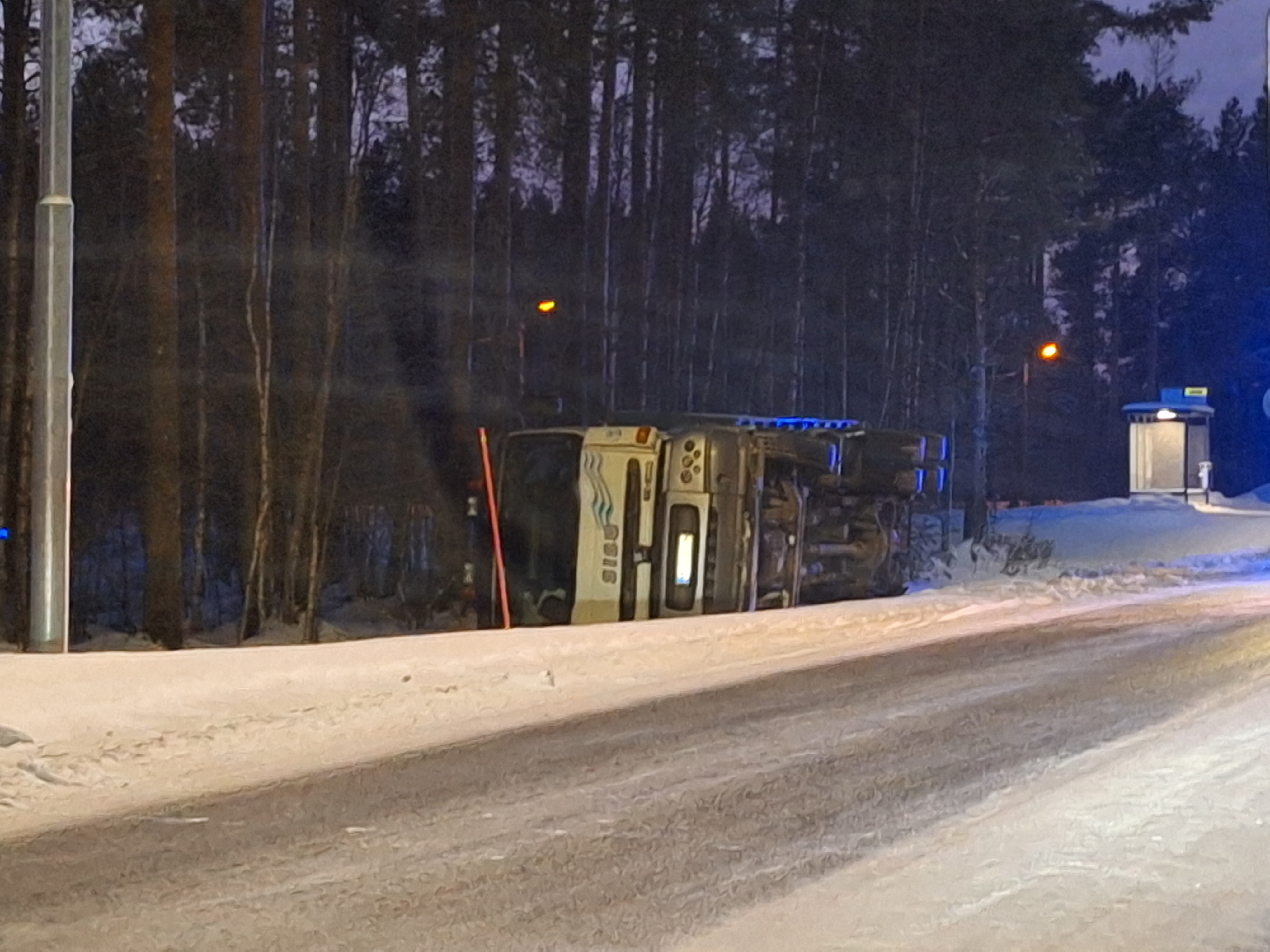 Kuorma-auton kaatuminen ojaan ruuhkautti jonkin aikaa Raitotietä ...