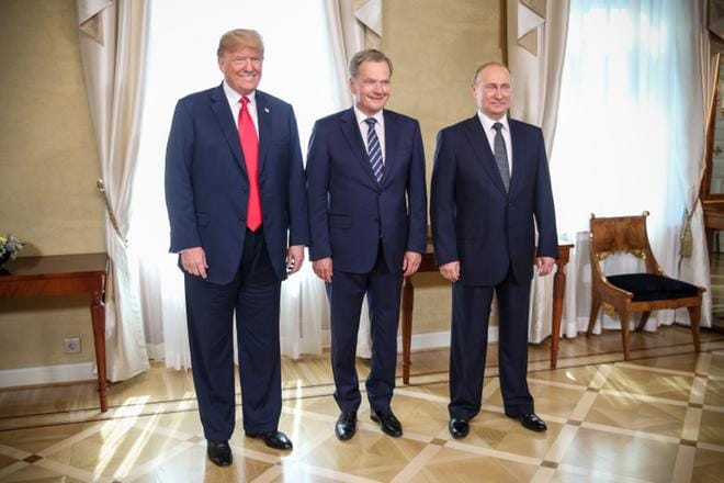Presidenttitriolla oli hymy herkässä. Donald Trump (vas.) ja Vladimir Putin (oik.) saivat lämmitettyä maiden viileitä suhteita. Suomi onnistui kokousjärjestelyissä, jotka jouduttiin polkaisemaan pystyyn pikavauhtia. KUVA: Matti Porre Tasavallan presidentin kanslia