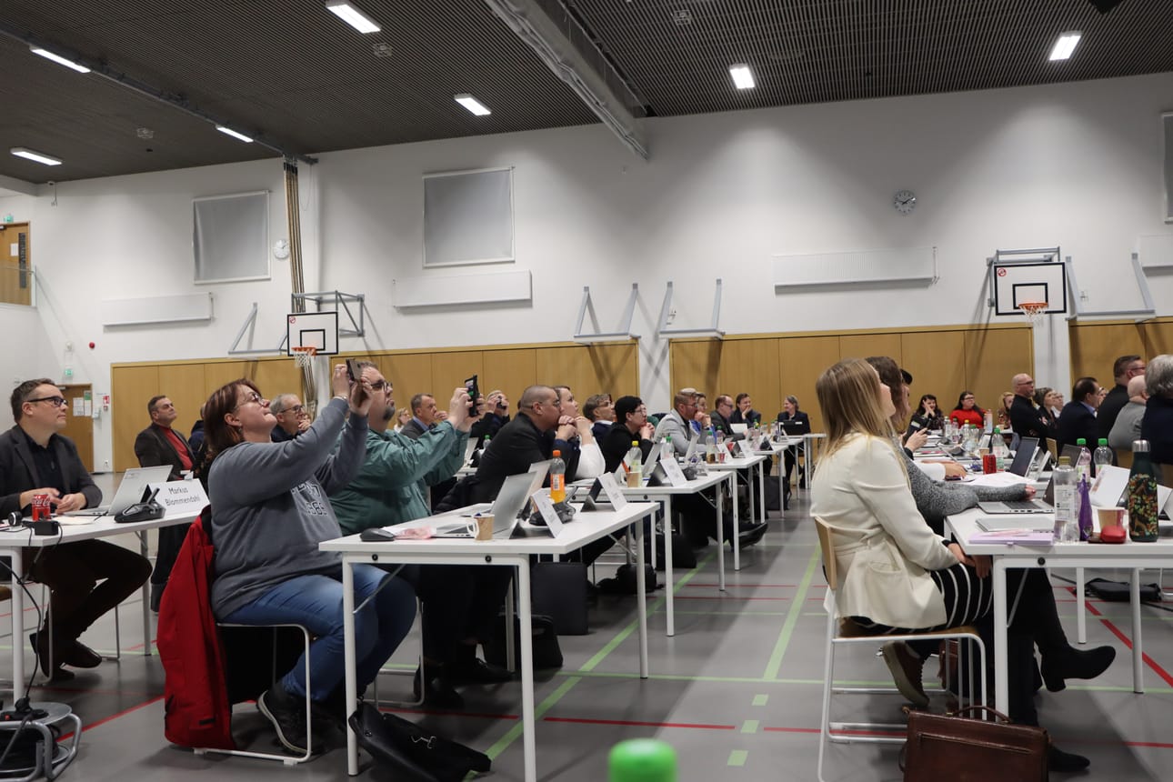 Sari Riskumäki (ds.) ja Ari Elomaa tallensivat kännyköihinsä Kurikka-talon äänestystuloksen tuoreeltaan tiistain valtuustossa.