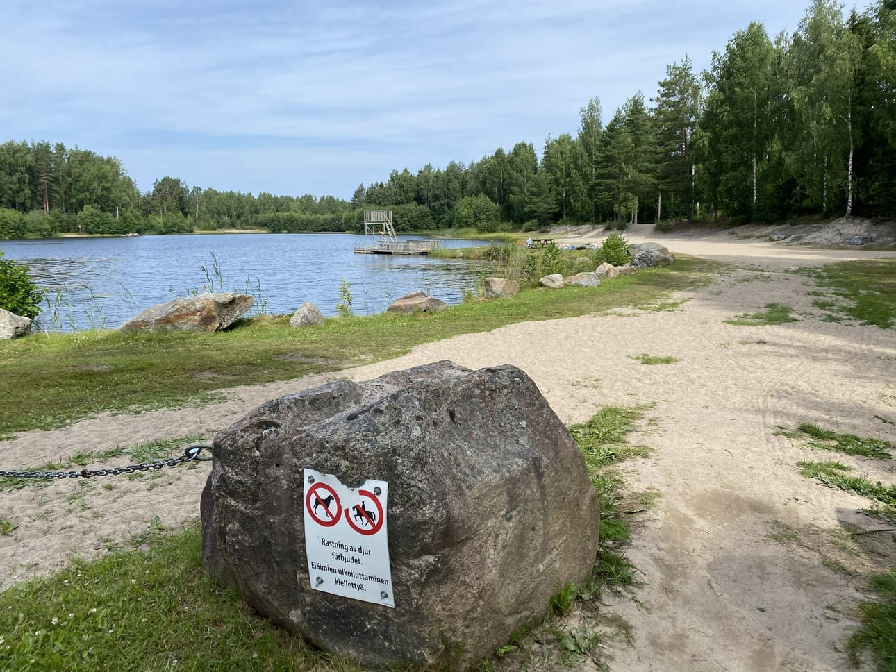 Finnholmenin uimarannalla eläimien ulkoiluttaminen on kiellettyä.