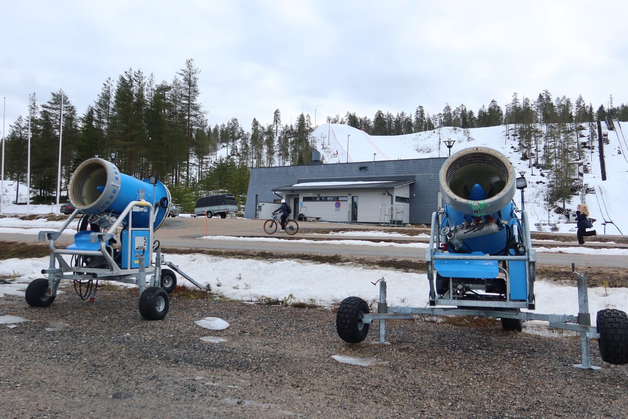 Aikainen kevät on hiljentänyt Taivalvaara Ski Resortin toimintaa. Hiihtomajan edusta on kuvattu torstaina 26. maaliskuuta.